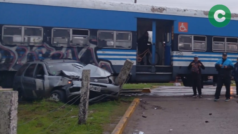 CHOCÓ UN AUTO CON UN TREN: HUBO UN HERIDO