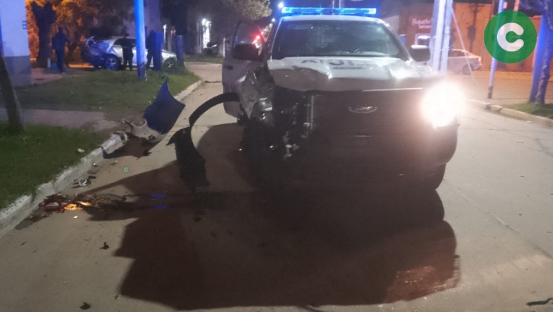 CHOQUE ENTRE UN AUTO Y UN PATRULLERO