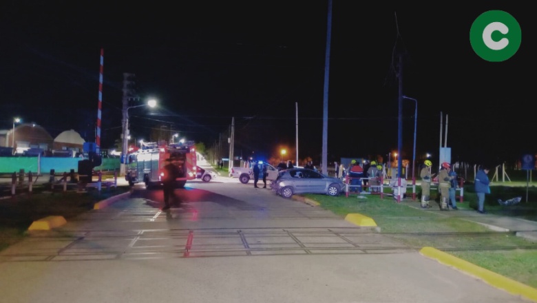 Un auto arrollado por el tren