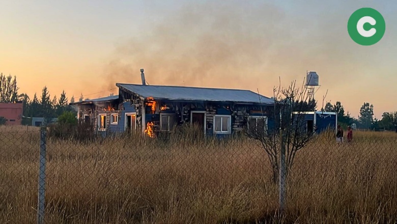 Denuncian que un vecino homofóbico les incendió su casa
