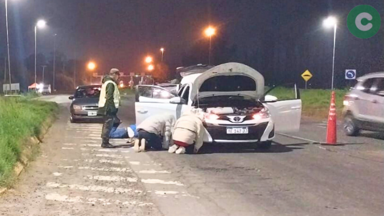 Tres detenidos en un control de Gendarmería: Había armas, pasamontañas y circulaban en un auto con documentación falsa