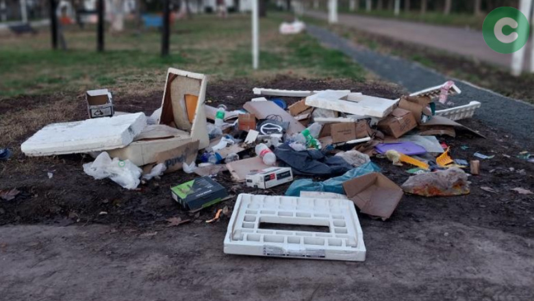 Vecinos enfrentados por la basura en la Plaza 22 de enero