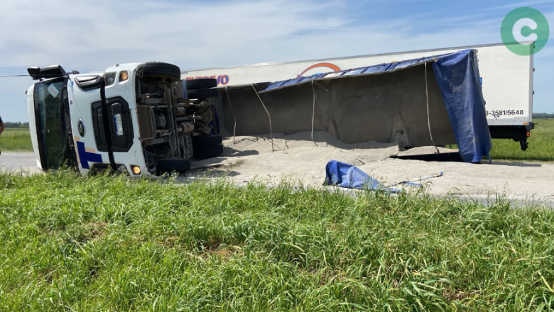 Un camión volcó y generó largas demoras en la Ruta 3