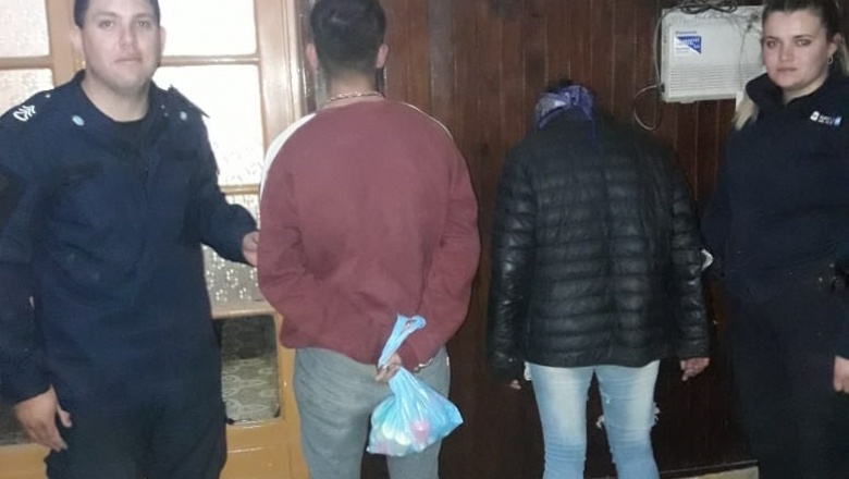 Se robaron las luces del pino de Navidad de la plaza y fueron detenidos