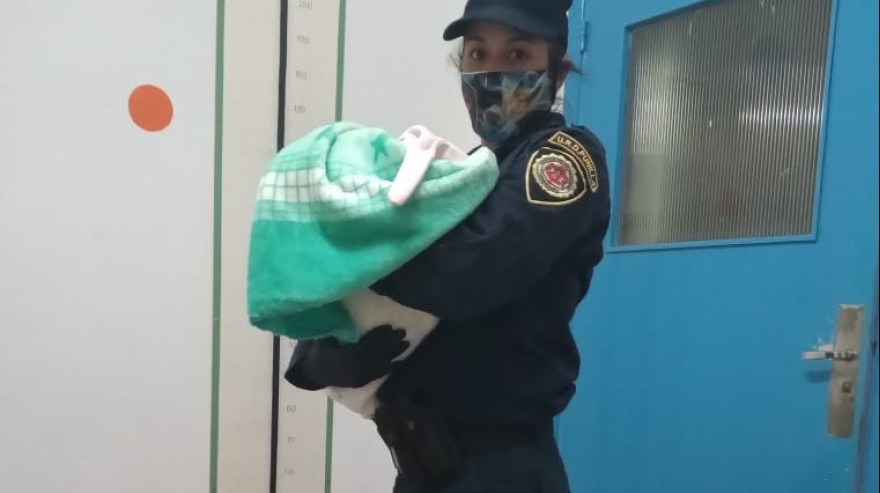 La beba en brazos de la policía