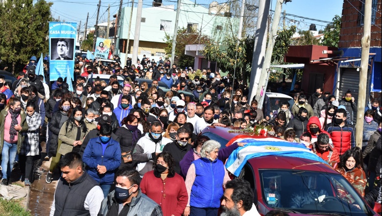 Multitudinaria despedida del padre Bachi