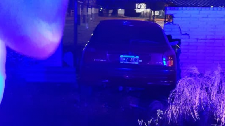 Perdió el control de su auto y terminó impactando contra un paredón