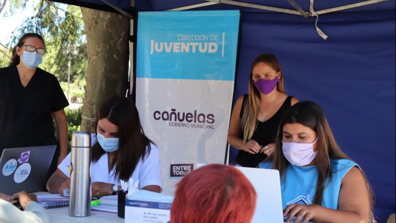 Colocan una carpa en la plaza para poder inscribirse a la vacunación contra el Covid