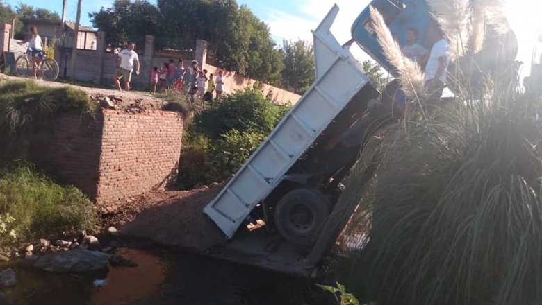 Se cayó un puente en Maximo Paz 