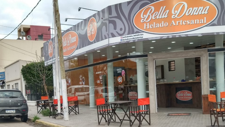 Investigan incendio en una heladería