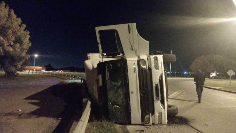Cortes por todos lados: Volcó un camión en la bajada de la autopista
