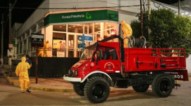 Bomberos desinfectan durante las noches