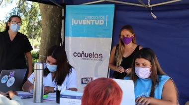 Colocan una carpa en la plaza para poder inscribirse a la vacunación contra el Covid