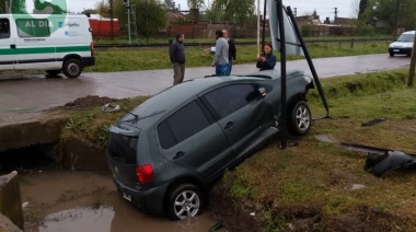 Intentó esquivar un auto y terminó en un zanjón