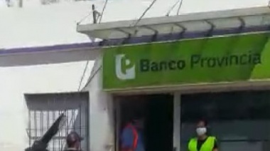 Cajeros con largas filas y sin distancia social