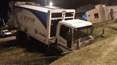 Camión municipal sin frenos terminó en una zanja