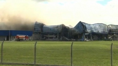 Incendio en Cabaña Argentina: Bomberos de Cañuelas trabajan en el lugar