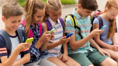 Los niños argentinos usan el celular antes de los 9 años