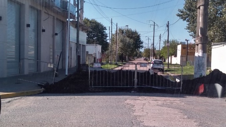 Vallas y montículos de tierra para limitar el acceso a Cañuelas