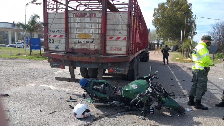 Chocó una moto de Gendarmería con un camión