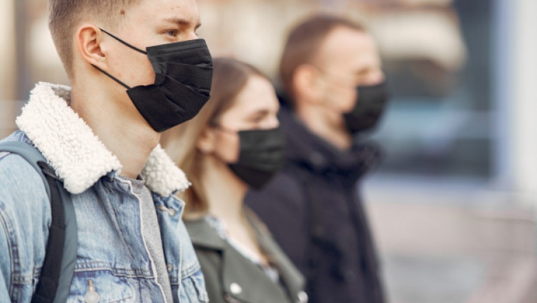 OMS: Los contagios globales de COVID-19 se redujeron a la mitad  