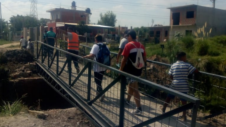 Colocaron la pasarela provisoria en Máximo Paz 