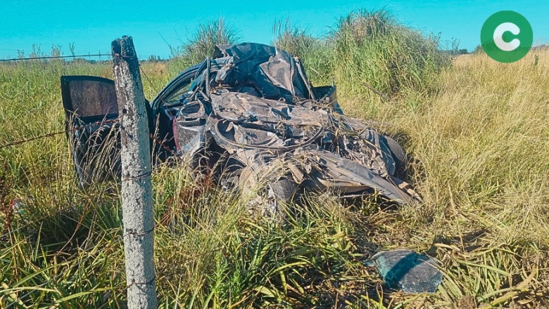 Conductor despistó y el auto terminó contra los alambrados de un campo