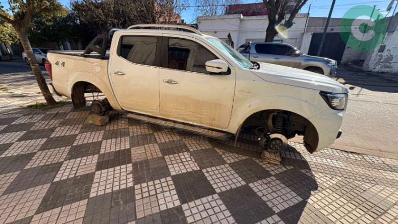LE ROBARON LAS RUEDAS DE SU CAMIONETA