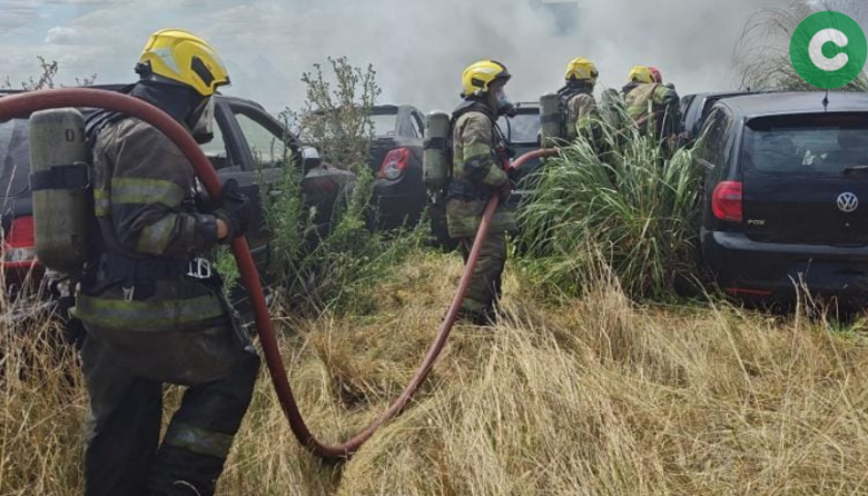 Impactante incendio en un depósito de automóviles