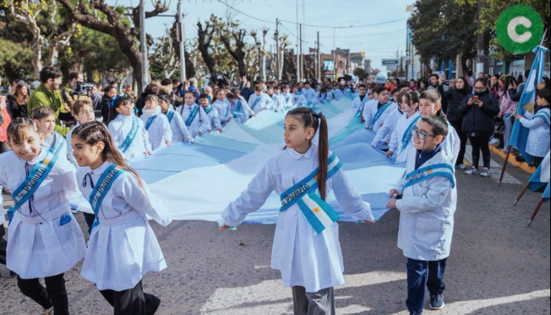 Mas de 1500 estudiantes prometieron lealtad a la bandera
