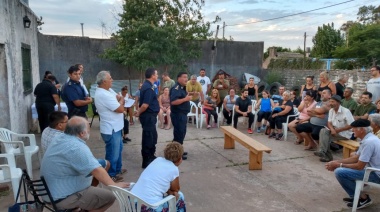 Reunión entre vecinos y autoridades policiales