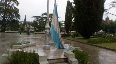 Vio la bandera caída y tuvo un gesto para imitar