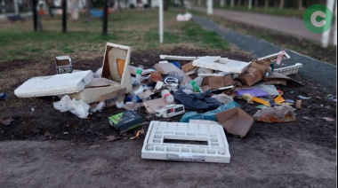 Vecinos enfrentados por la basura en la Plaza 22 de enero