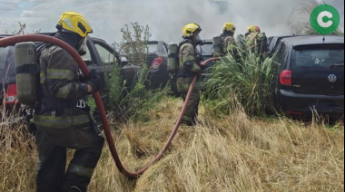 Impactante incendio en un depósito de automóviles
