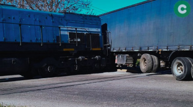 Tren embistió a un camión con acoplado detenido sobre las vías en Cañuelas