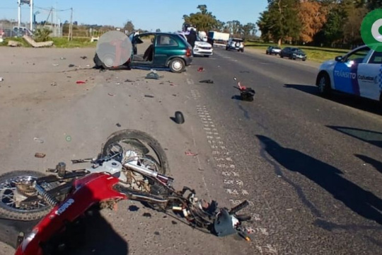 BRUTAL CHOQUE ENTRE UN AUTO Y UNA MOTO: TRES PERSONAS RESULTARON HERIDAS