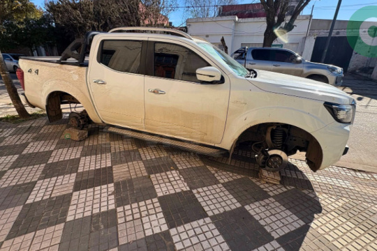 LE ROBARON LAS RUEDAS DE SU CAMIONETA