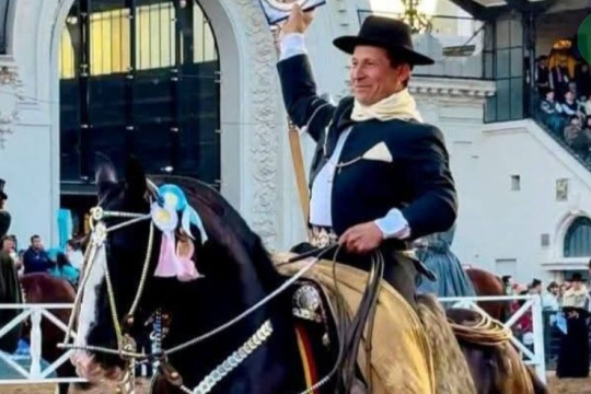 Carlos Urbisaia multipremiado en la Rural de Palermo