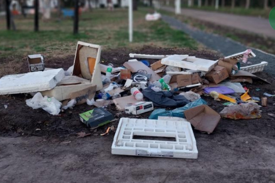 Vecinos enfrentados por la basura en la Plaza 22 de enero