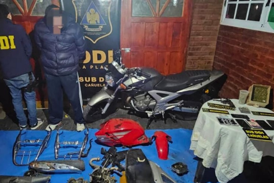 Encuentran moto robada en Los Pozos durante una serie de allanamientos en La Matanza