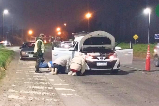 Tres detenidos en un control de Gendarmería: Había armas, pasamontañas y circulaban en un auto con documentación falsa