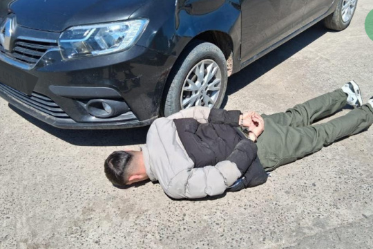 Lo atraparon intentando vender un auto robado