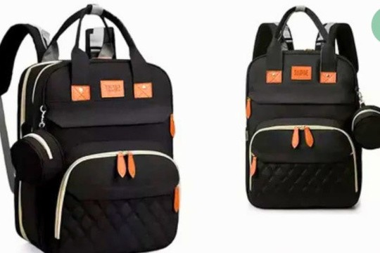 Robaron una mochila del interior de un auto