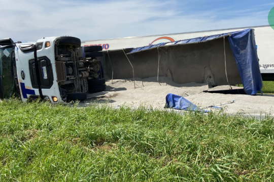 Un camión volcó y generó largas demoras en la Ruta 3